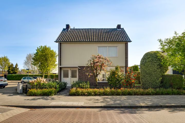 Smits van Oyenlaan 8, Maarheeze