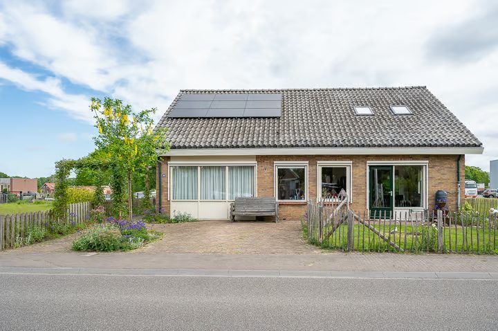 Dorpsstraat 90, Halle