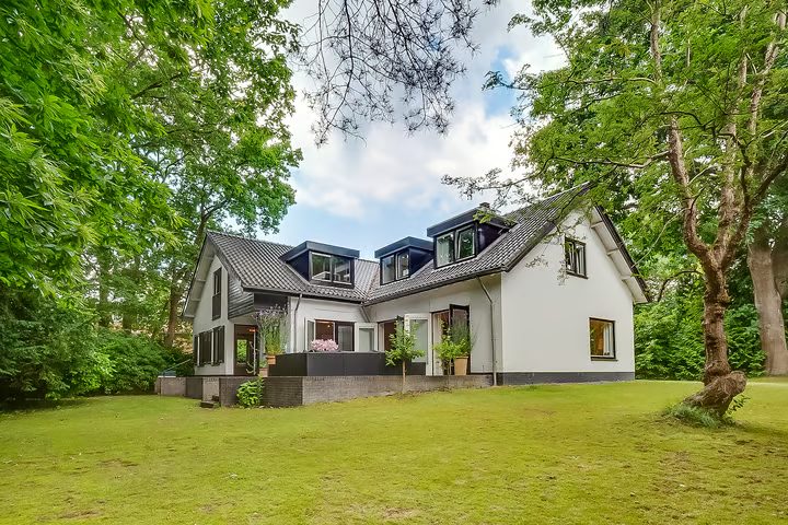 Burg. Van Holthelaan 1, Zeist