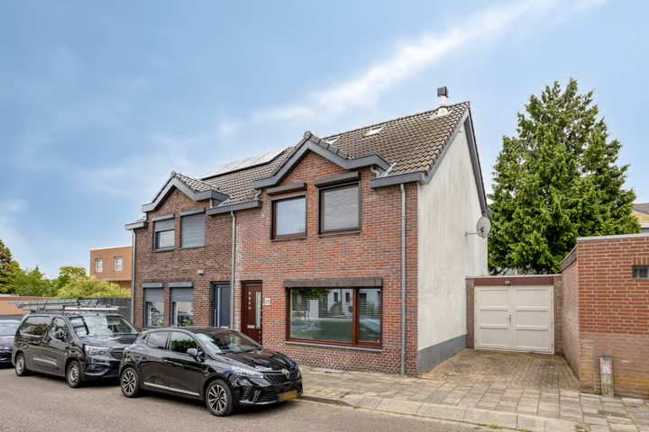 Montfortstraat 57, Hoensbroek