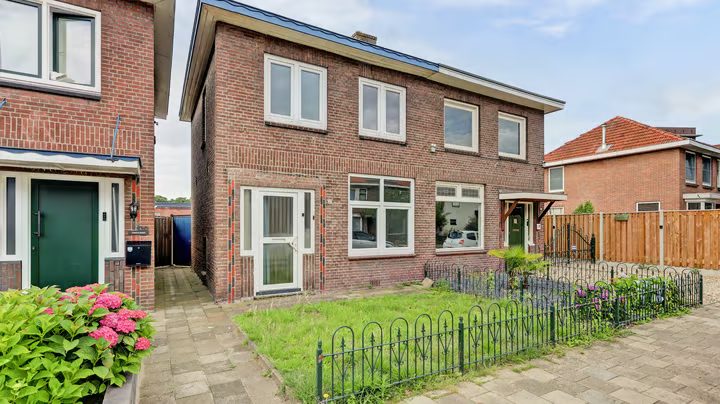 Beeklustlaan 32, Almelo