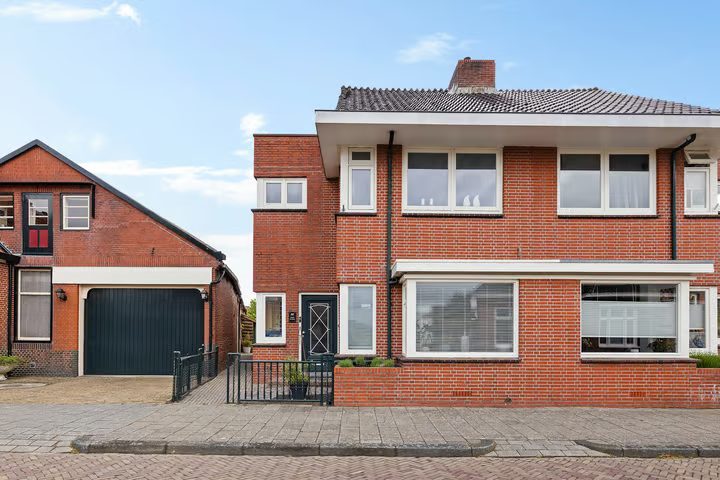 Hoofdstraat-West 80, Uithuizen