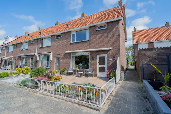 Dijkvennenplein 15, Volendam